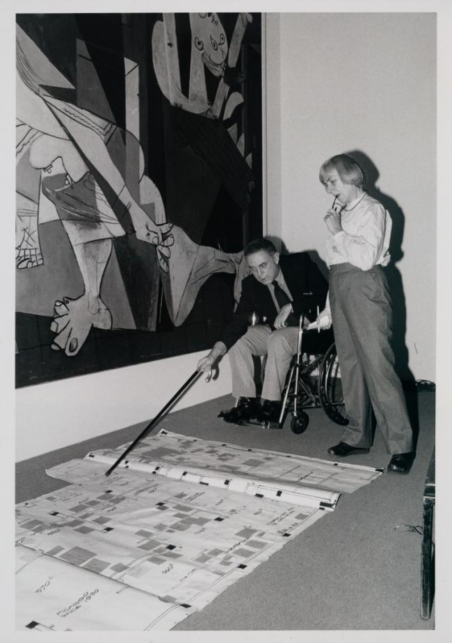 William Rubin y Alicia Legg preparando la exposición «Pablo Picasso: A Retrospective»