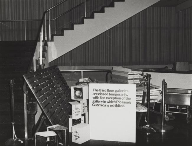 Announcement of the closure of floor 3 in New York's Museum of Modern Art, with the exception of Guernica