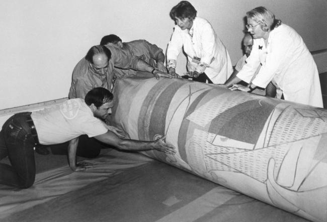 EN Empleados del MoMA embalando Guernica.