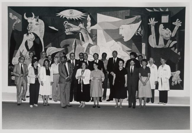 Personal del Museum of Modern Art de Nueva York delante de Guernica antes de su envío