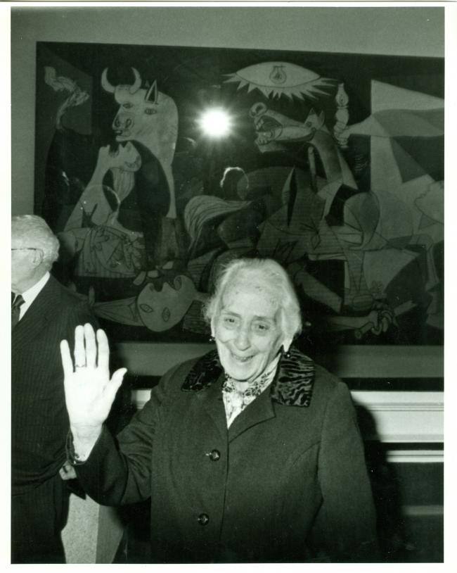 Dolores Ibárruri frente a Guernica