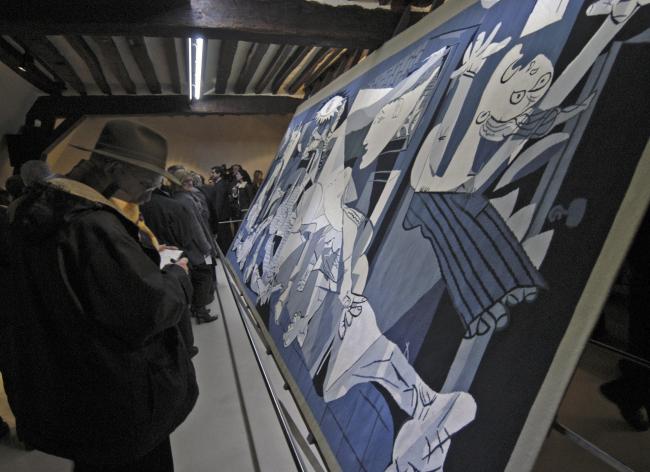 Exposición de la réplica de Guernica en tapiz en el Atelier Picasso en París