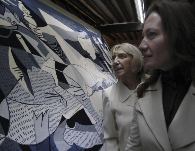 Maya Picasso y Diana Widmeyer Picasso observan la réplica de Guernica en tapiz en el Atelier Picasso en París