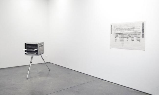 Kill Lies all. Vista de la instalación en la Galería Max Estrella.