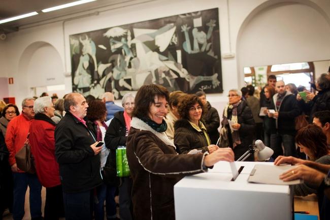 Votantes en el referéndum simbólico sobre la independencia de Cataluña