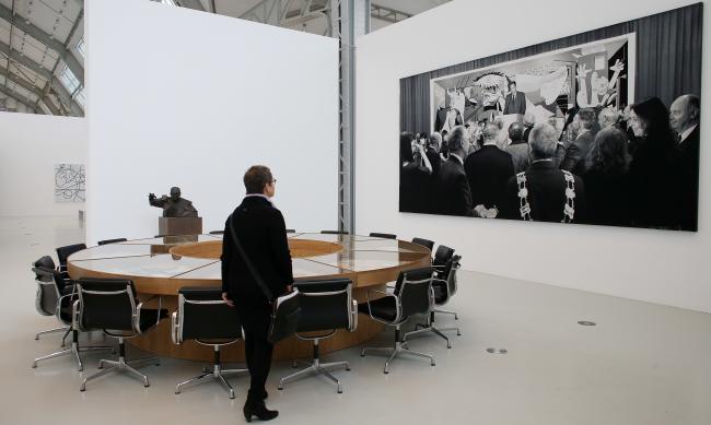 Visitante ante The Nature of the Beast, de Goshka Macuga