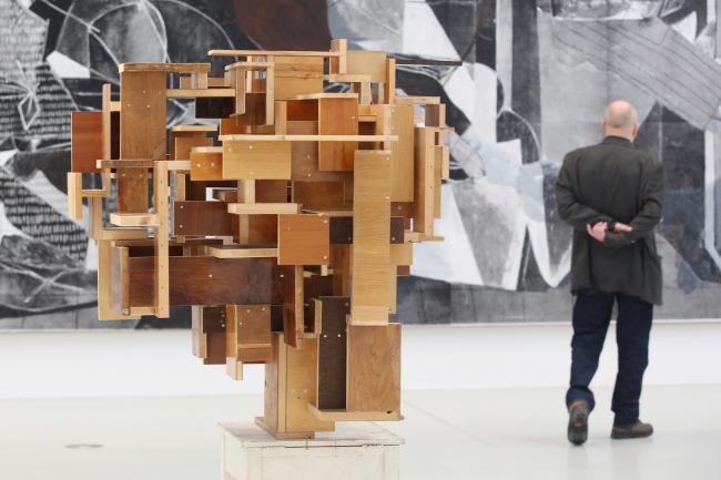 Visitante ante la escultura This is soooo basic als popo de Gelatin