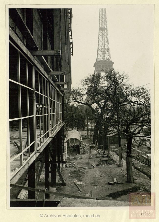 El Pabellón de España en construcción con la Torre Eiffel al fondo