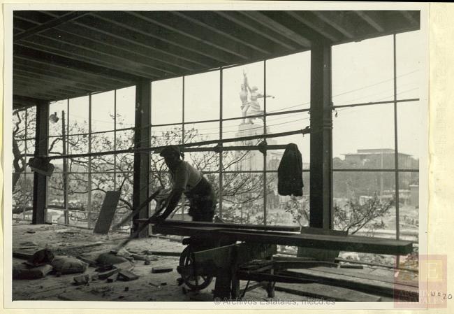 Interior del Pabellón de España en la Exposición Internacional de París en construcción