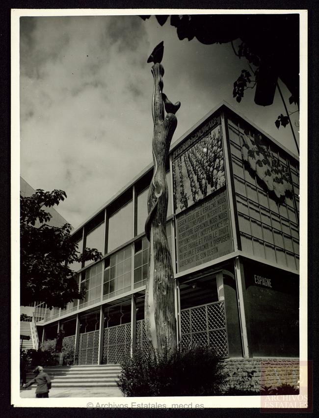 Vista exterior del Pabellón de España, fotomontajes y escultura de Alberto Sánchez instalados. © Alberto (Alberto Sánchez), VEGAP, Madrid 