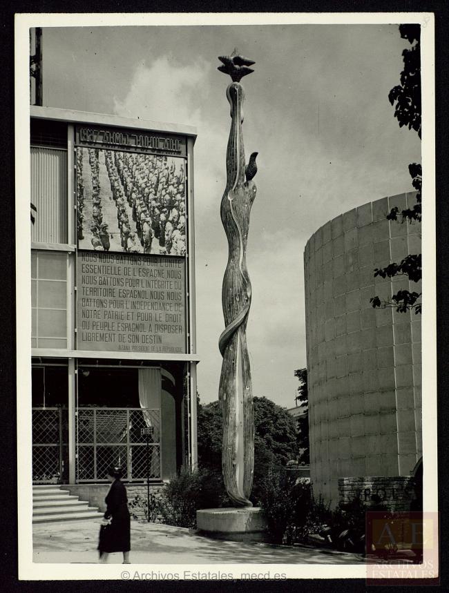 Vista exterior del Pabellón de España, fotomontajes y escultura de Alberto Sánchez instalados. © Alberto (Alberto Sánchez), VEGAP, Madrid 