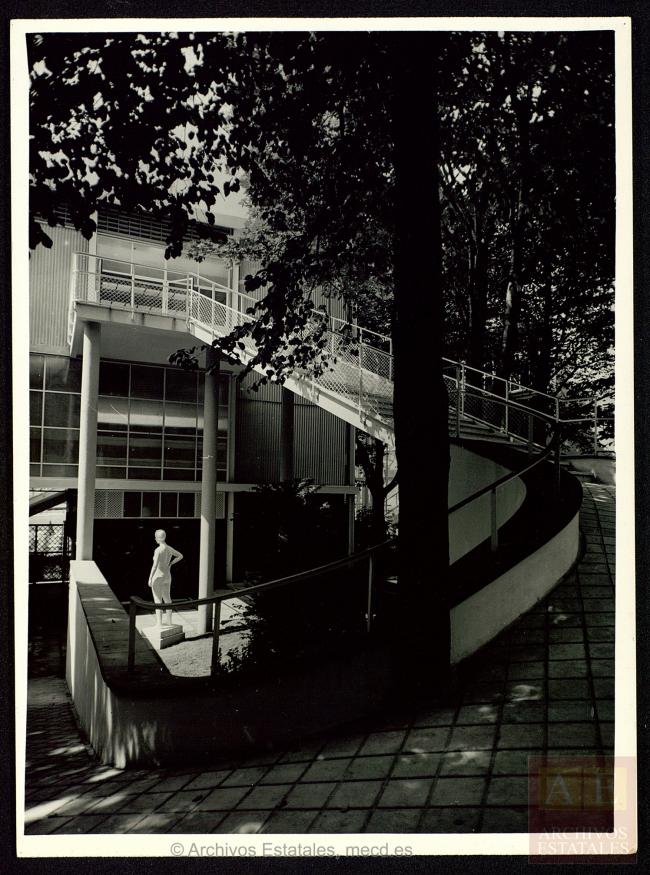 Rampa de acceso a la sección de escultura del Pabellón de España