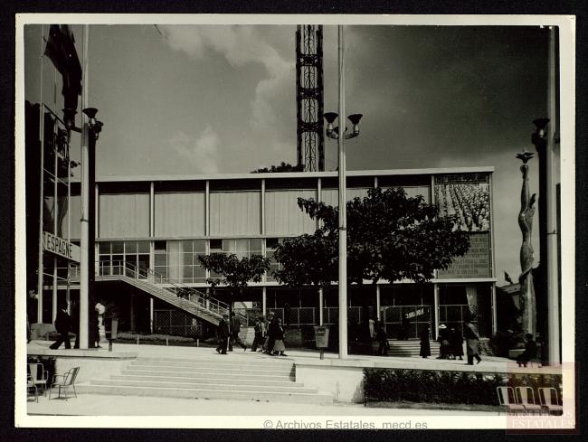 Exterior frontal del Pabellón de España con público
