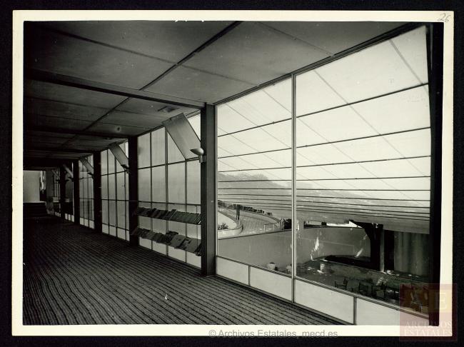 Vista del patio del Pabellón de España con el toldo echado desde el interior