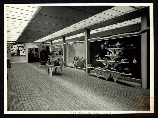 Fotomontajes y cerámica del Pabellón de España