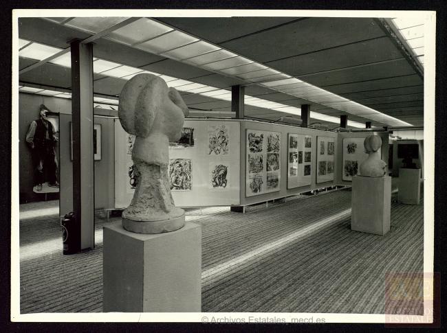  Esculturas Cabeza de mujer de Picasso y sección de dibujos y artes plásticas en el interior del Pabellón de España