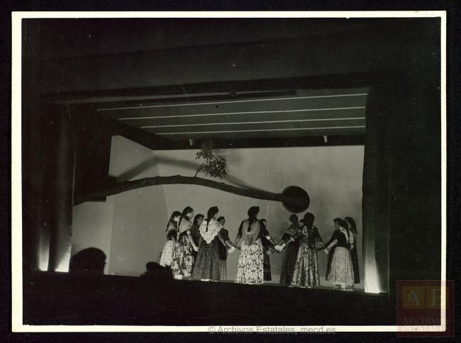 Cobla catalana y baile en el patio del Pabellón de España