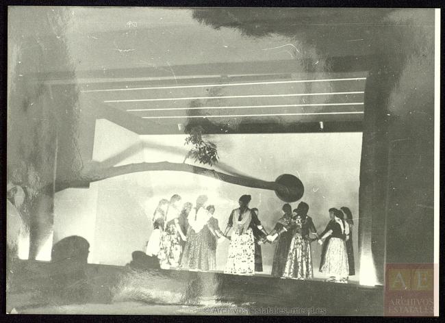 Cobla catalana y baile en el patio del Pabellón de España