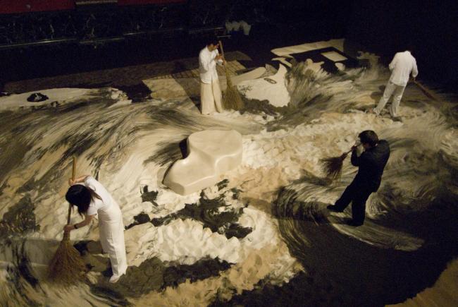 Vista de la instalación: "Lee Mingwei: Impermanence", Centro Cultural de Chicago, 2007