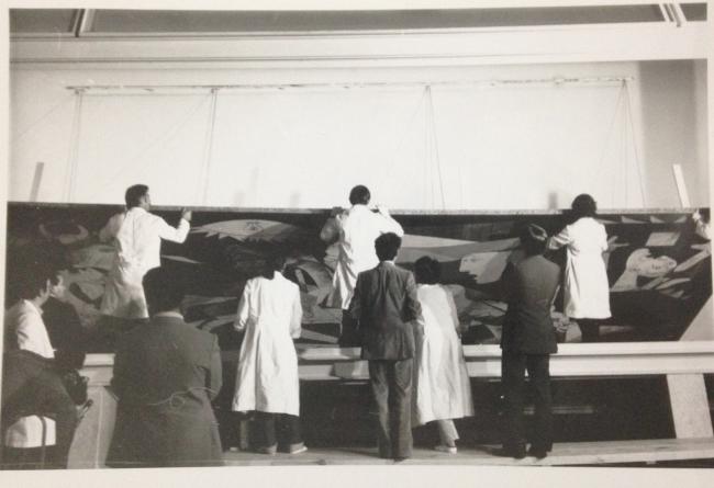 Montaje de Guernica en el Casón del Buen Retiro