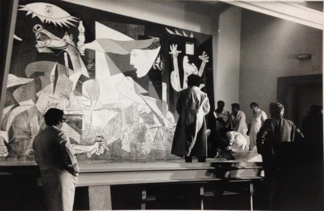 Montaje de Guernica en el Casón del Buen Retiro