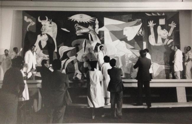 Montaje de Guernica en el Casón del Buen Retiro