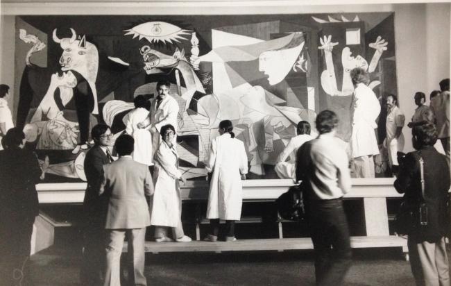 Montaje de Guernica en el Casón del Buen Retiro