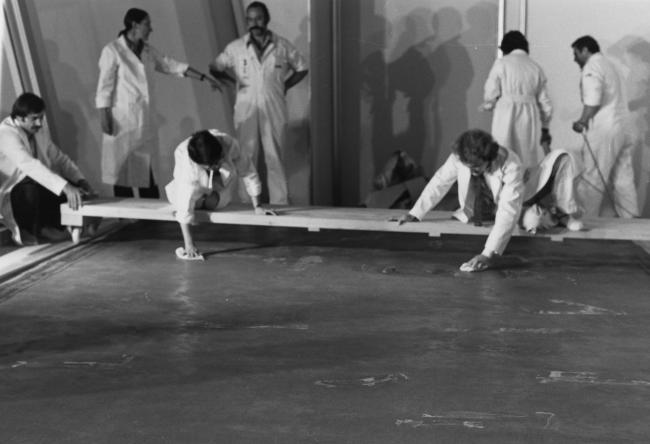 Empleados de SIT acaban de colocar el puente rodante en el Casón del Buen Retiro