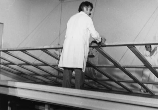 Operarios de SIT ponen el bastidor de madera sobre el lienzo de Guernica en el Casón del Buen Retiro