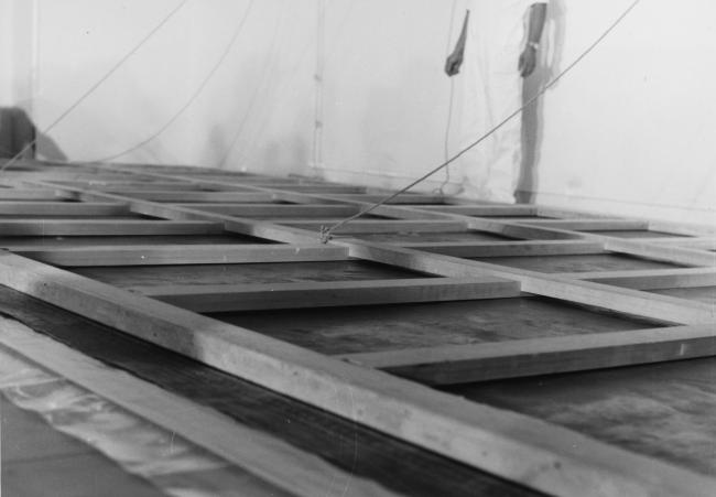 El bastidor sobre el lienzo de Guernica en el Casón del Buen Retiro