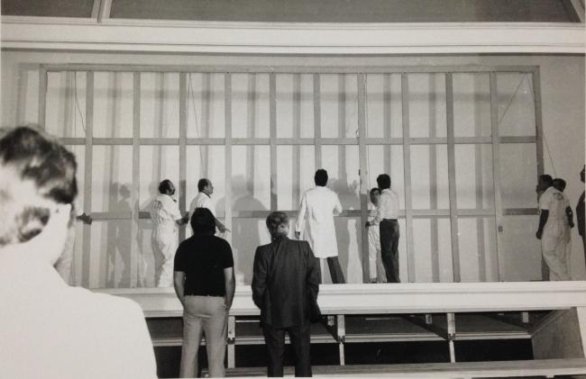 Trabajos de acoplamiento del bastidor de Guernica en el Casón del Buen Retiro