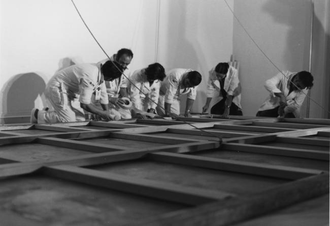 Colocación de la cinta para unir el lienzo de Guernica al bastidor en el Casón del Buen Retiro