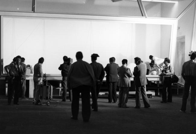 Estructura metálica sin cristal y sin cuadro con restauradores, operarios de la empresa de transporte SIT y la Guardia Civil en el Casón del Buen Retiro