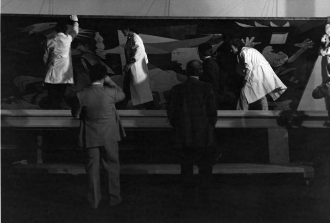 Izado de Guernica en el Casón del Buen Retiro