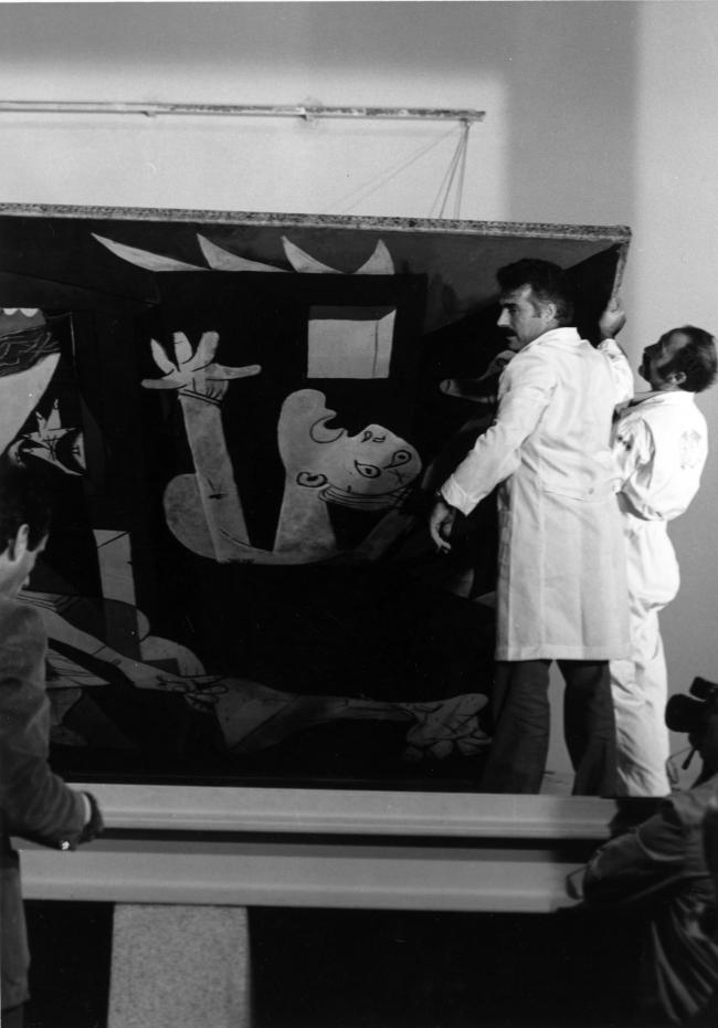 Vista parcial del izado de Guernica en el Casón del Buen Retiro