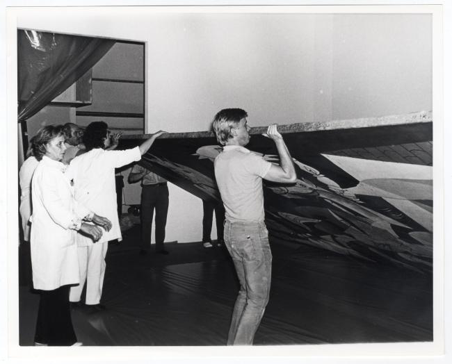 Un grupo de personas desliza Guernica hacia el suelo en el Museum of Modern Art de Nueva York