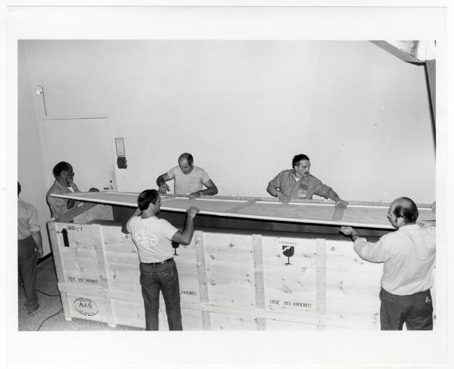 Operarios cerrando la caja de madera que contiene el lienzo de Guernica en el Museum of Modern Art de Nueva York