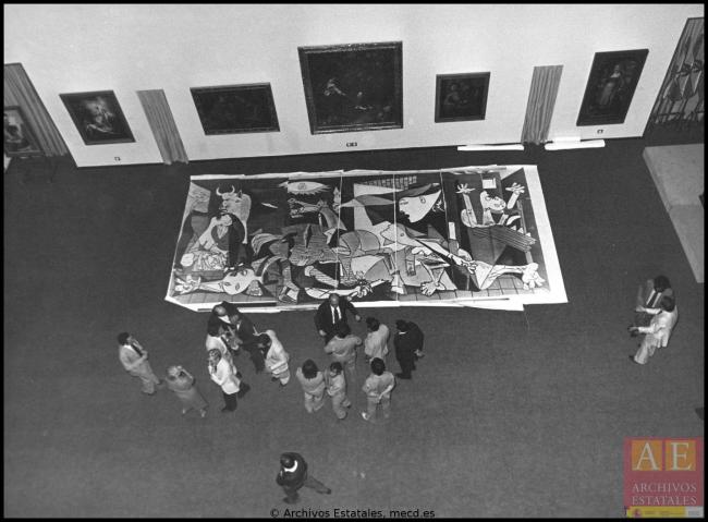 Vista cenital de la reproducción de Guernica para la prueba de instalación en el Casón del Buen Retiro