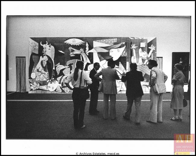 Colocación de la reproducción de Guernica para la prueba de instalación en el Casón del Buen Retiro