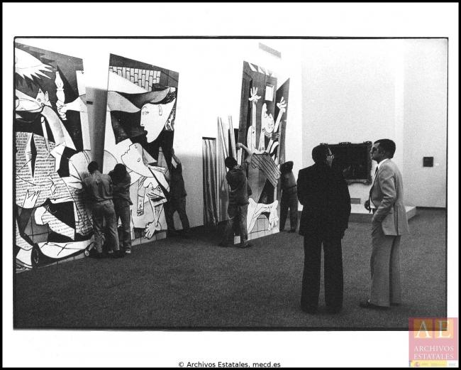 Colocación de la reproducción de Guernica para la prueba de instalación en el Casón del Buen Retiro