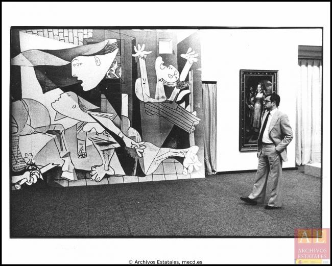 Colocación de la reproducción de Guernica para la prueba de instalación en el Casón del Buen Retiro