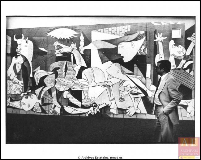 Colocación de la reproducción de Guernica para la prueba de instalación en el Casón del Buen Retiro