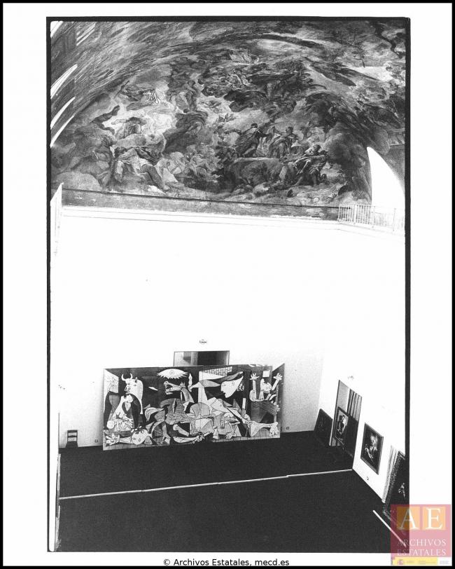 Colocación de la reproducción de Guernica para la prueba de instalación en el Casón del Buen Retiro