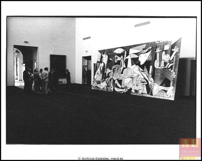 Colocación de la reproducción de Guernica para la prueba de instalación en el Casón del Buen Retiro