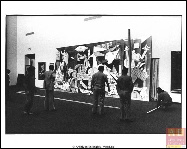 Colocación de la reproducción de Guernica para la prueba de instalación en el Casón del Buen Retiro