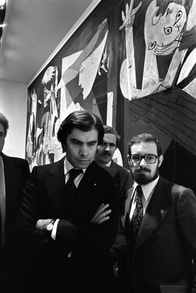 Felipe González ante Guernica