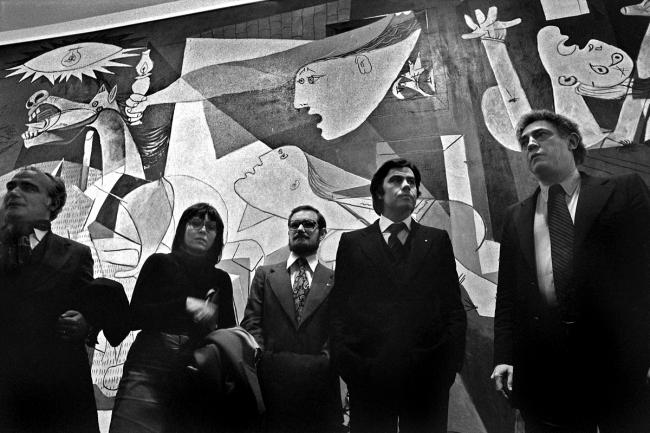 Felipe González ante Guernica