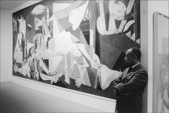 Vigilante del Museum of Modern Art de Nueva York junto a Guernica