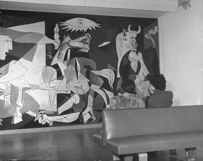 Mujeres contemplando Guernica en el Museum of Modern Art de Nueva York