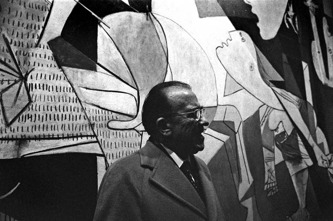 Santiago Carrillo in front of Guernica